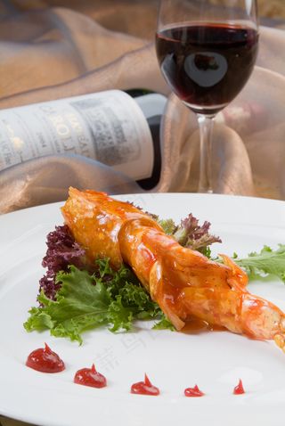 大虾配红酒图片
