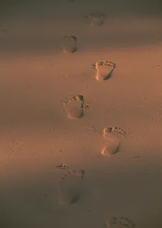 海滩沙滩脚印图片