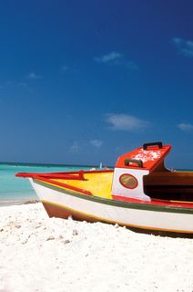 白沙滩上的船只特写