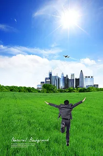 草地上奔跑的商务男士