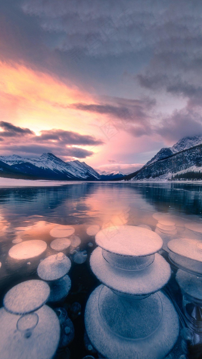 雪山下的湖景高清摄影图片