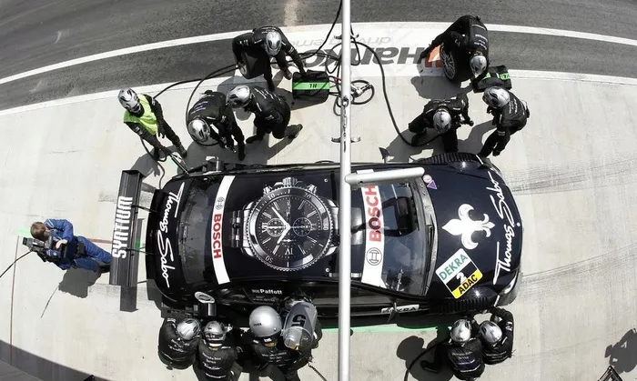 奔驰赛车维修站图片