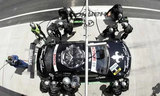 奔驰赛车维修站图片