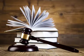 槌与法律书籍