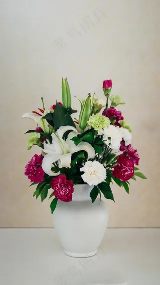 花瓶装着的漂亮鲜花高清摄影图片