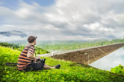 坐在草地上的人物图片 坐在草地上的人物图片