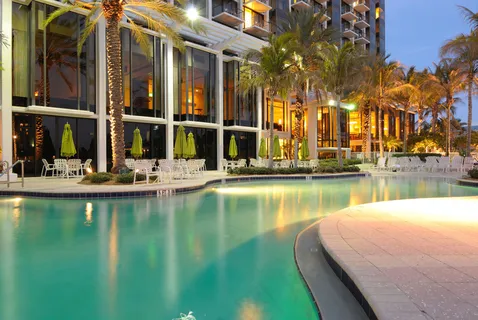 酒店外的露天泳池