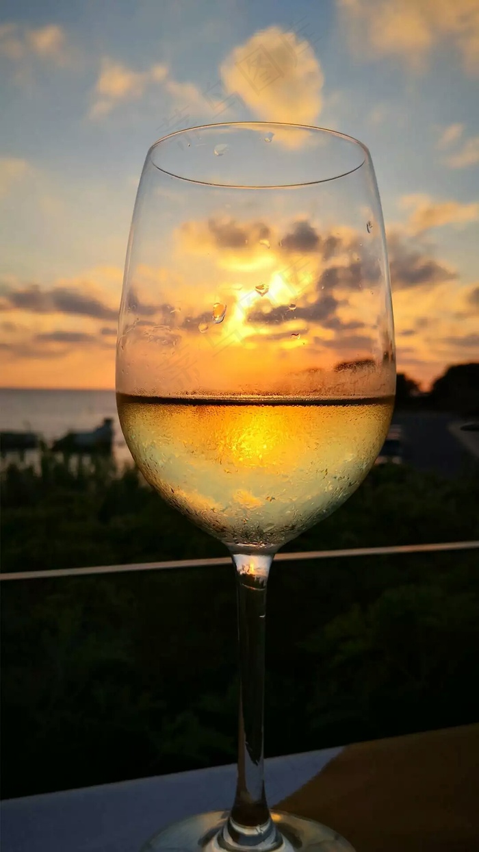 夕阳下的酒杯高清摄影图片