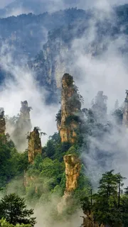 云雾中的山高清摄影图片 云雾中的山高清摄影图片