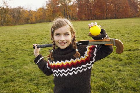 草地上玩耍的小女孩图片