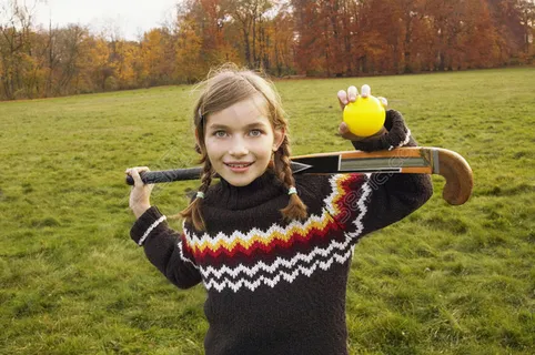 草地上玩耍的小女孩图片