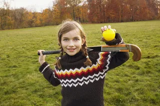 草地上玩耍的小女孩图片