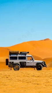 沙漠里的越野车高清摄影图片