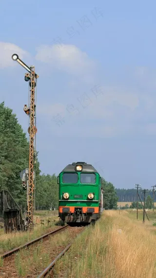 轨道上的火车高清摄影图片