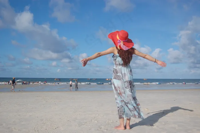 拥抱大海的红帽子女孩图片