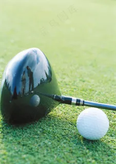 草地上的高尔夫球棒和球图片