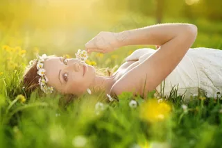 躺在草地上美女图片