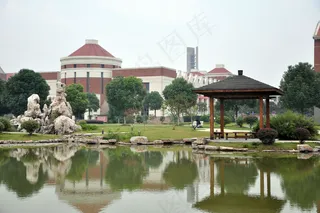学院的湖畔图片