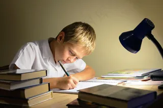 写作业的小男孩