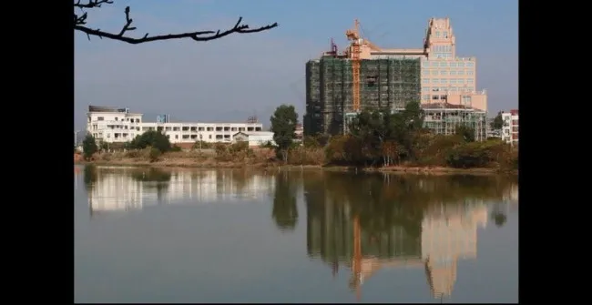 洛阳桥附近建筑倒影浮动视频