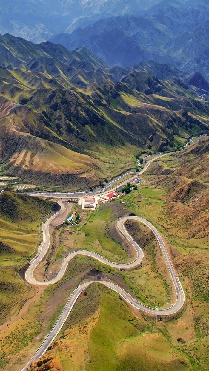 俯拍环山下的河流公路民房高清摄影图片