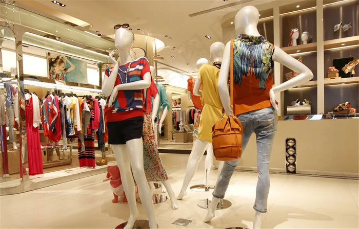 雅莹女装成都店橱窗展示图片
