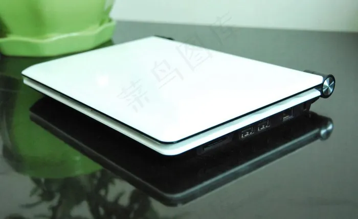 白色笔记本电脑上网本图片