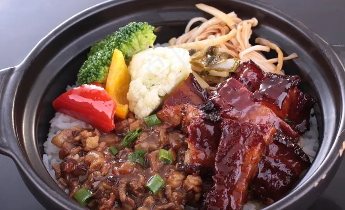 台式肉燥拼卤肉煲饭图片