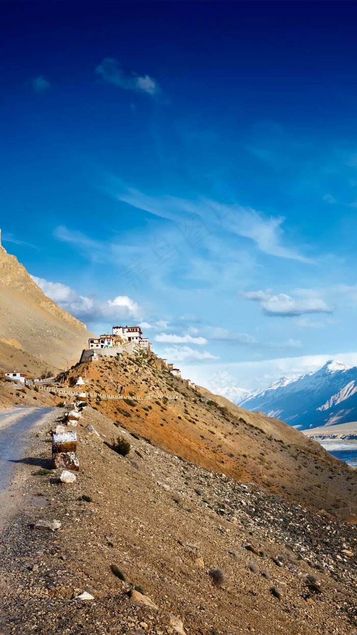 半坡上的房屋高清摄影图片