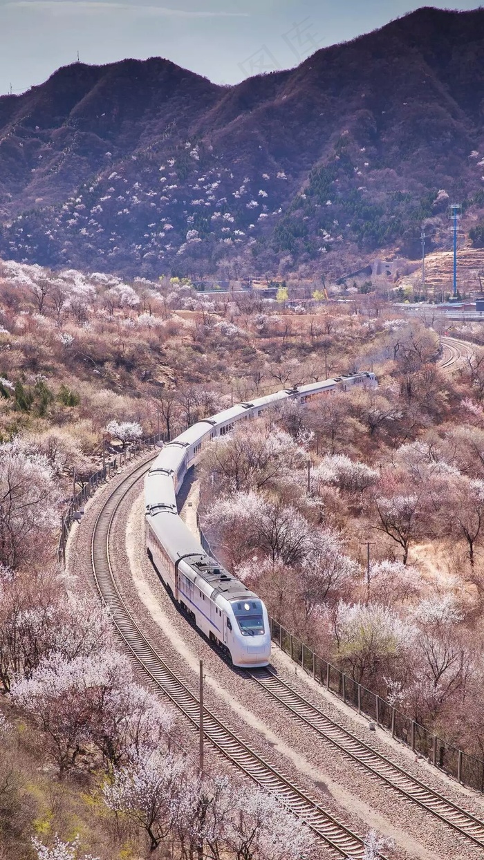 轨道上的动车高清摄影图片