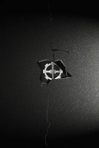 银色舵轮海报黑色磨砂背景