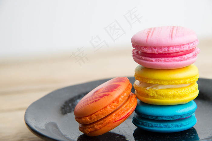 4种颜色的马卡龙饼干