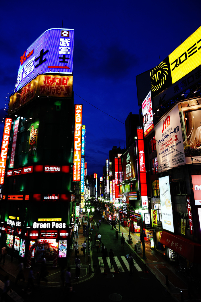夜晚的新宿车站图片