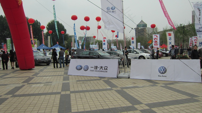 广场大众汽车展销图片