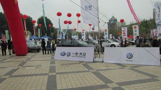 广场大众汽车展销图片