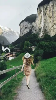 奔跑的外国美女高清摄影图片