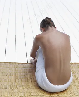 坐着的少女图片