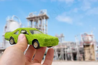 手里的一个长满草的汽车模型图片