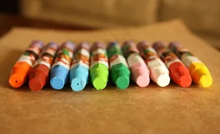 五颜六色的蜡笔图片