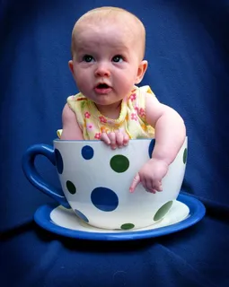 坐在杯子里的宝宝图片