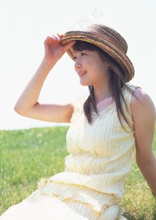 坐在草地上的连衣裙美女图片 坐在草地上的连衣裙美女图片