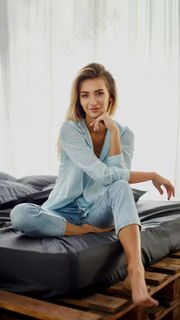 坐在床上的外国美女高清摄影图片