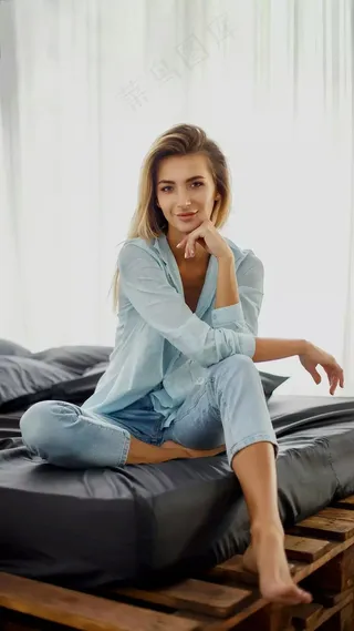 坐在床上的外国美女高清摄影图片