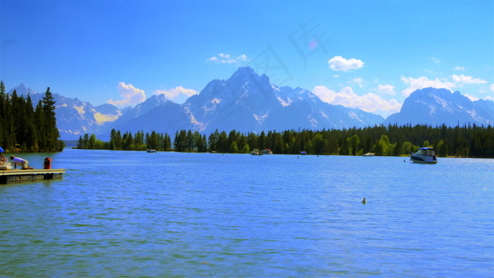 时间的推移湖上船只与背景股票视频山...