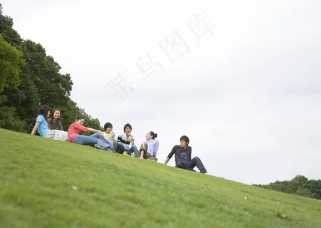 草地上的男生女生图片