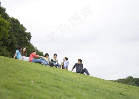 草地上的男生女生图片 草地上的男生女生图片
