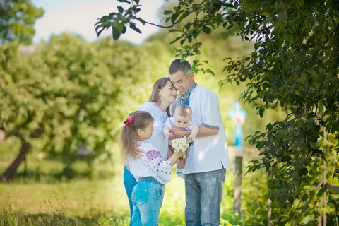 温馨幸福家庭草坪草地父子母子亲子关爱玩耍超大超高清图片 温馨幸福家庭草坪草地父子母子亲子关爱玩耍超大超高清图片