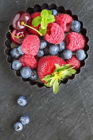 红色心形盒子里的浆果