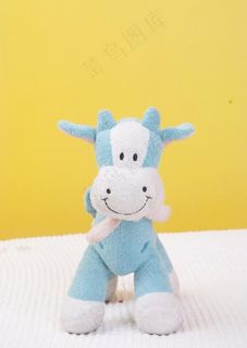 黄色背景毛绒玩具蓝色小牛图片