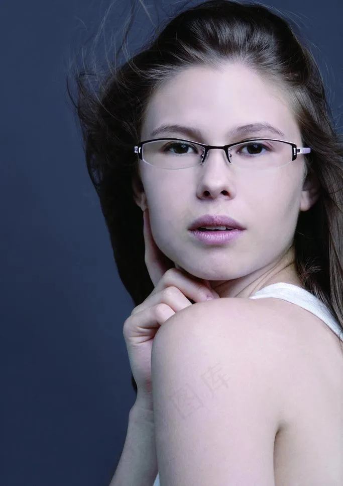 眼镜美女图片